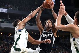 包含赛后体能课后，圣安东尼奥马刺主帅复盘备战NBA常规赛，媒体盛赞，心理建设被强调的词条