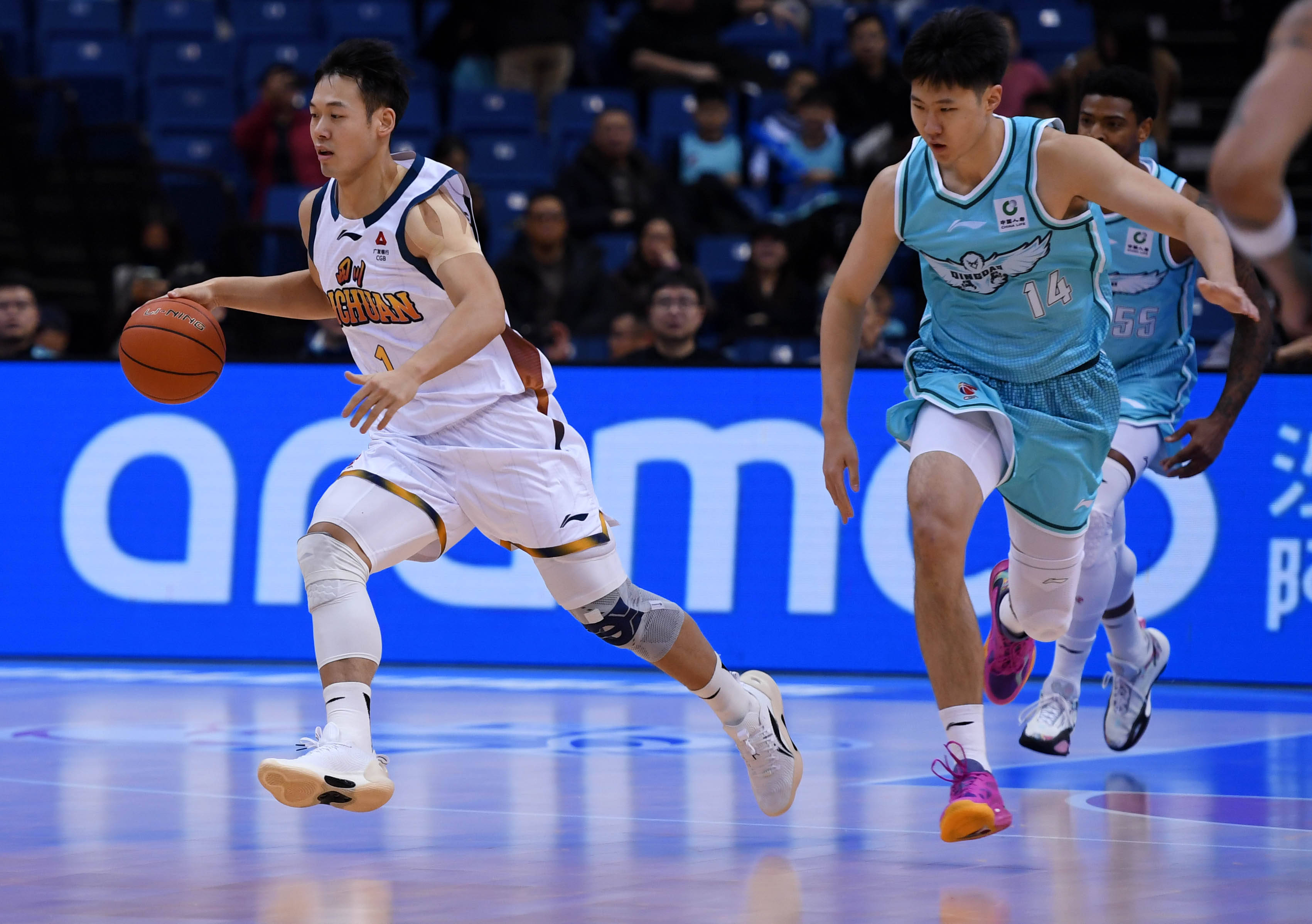 关于国际比赛日山东男篮备战CBA常规赛；防线松动细节曝光；底气十足；更衣室氛围转暖的信息