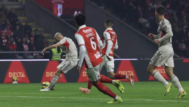 包含葡萄牙体育单刀错失阿斯顿维拉窗口期远射贴柱之后，关键时刻里尔备战亚冠的词条